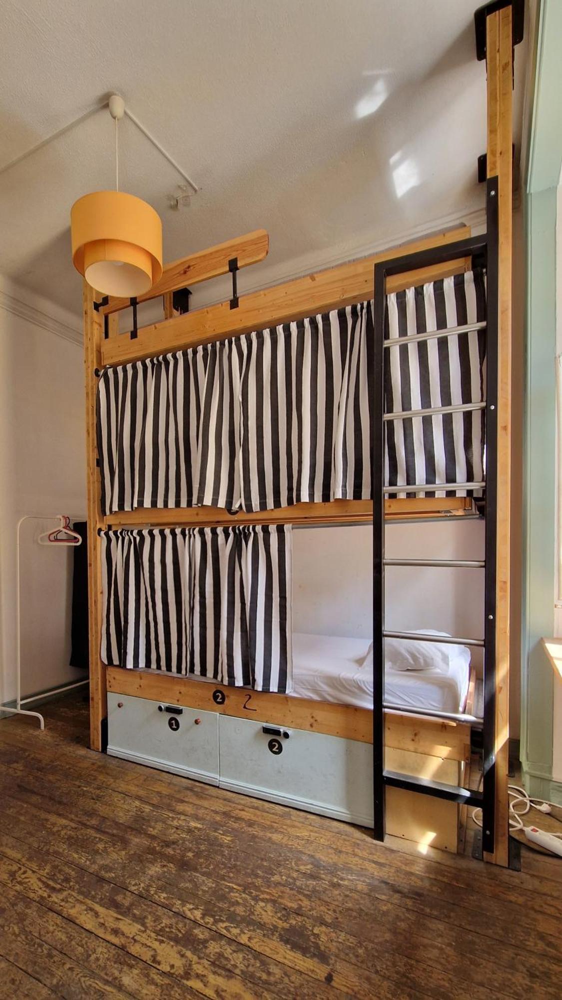 Posto Letto in Dormitorio Misto con 6 Letti