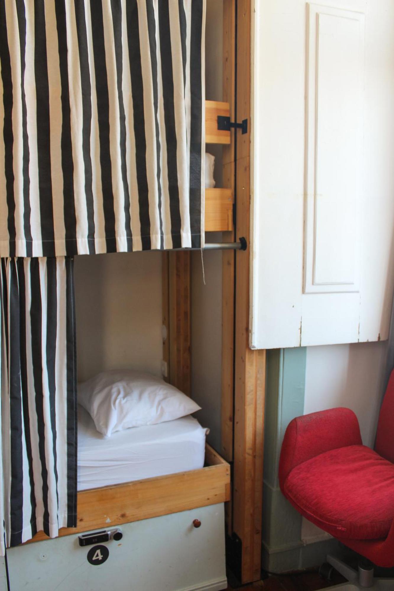 Posto Letto in Dormitorio Misto con 4 Letti