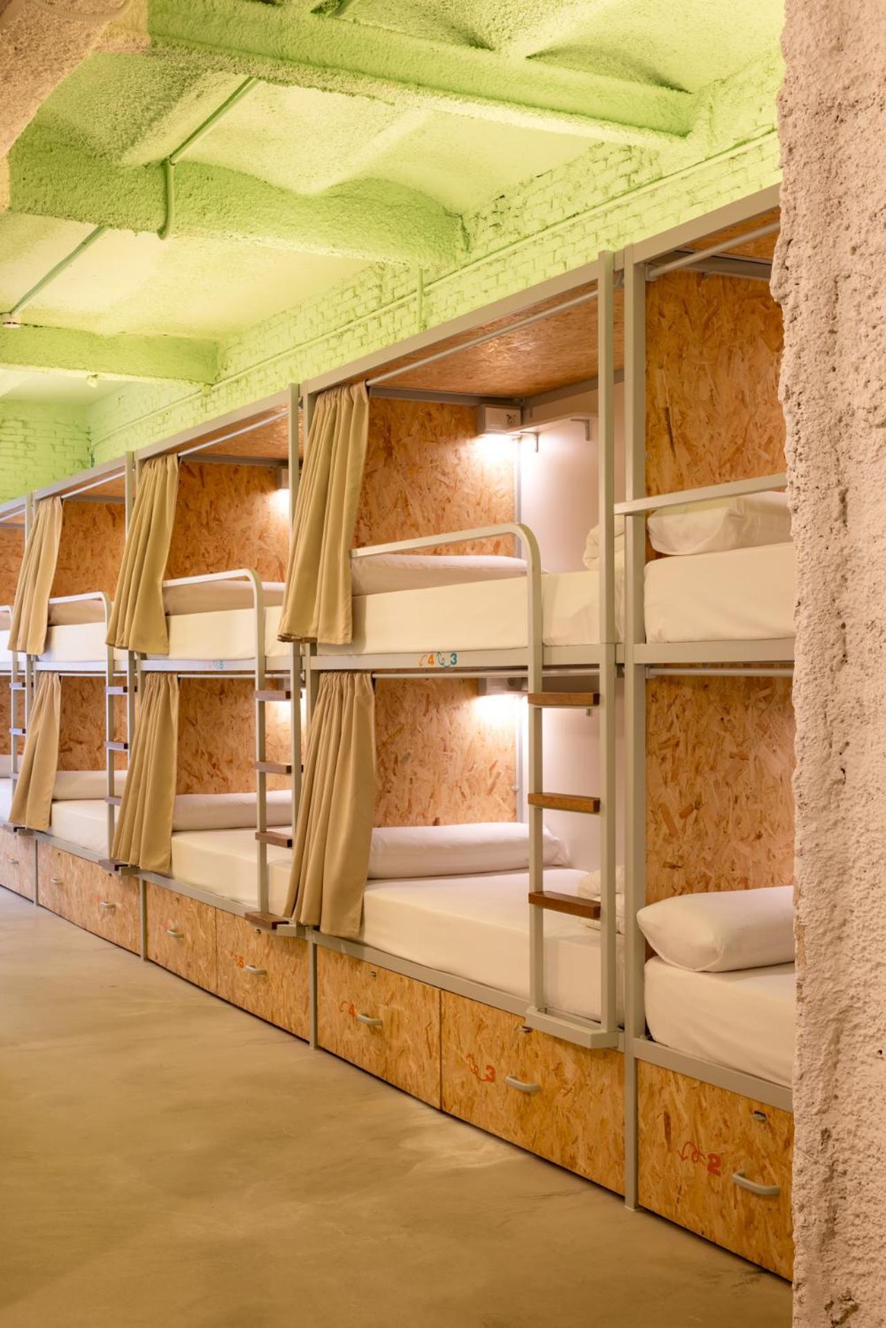 Posto Letto in Dormitorio Misto per 14 Persone con Bagno in Comune
