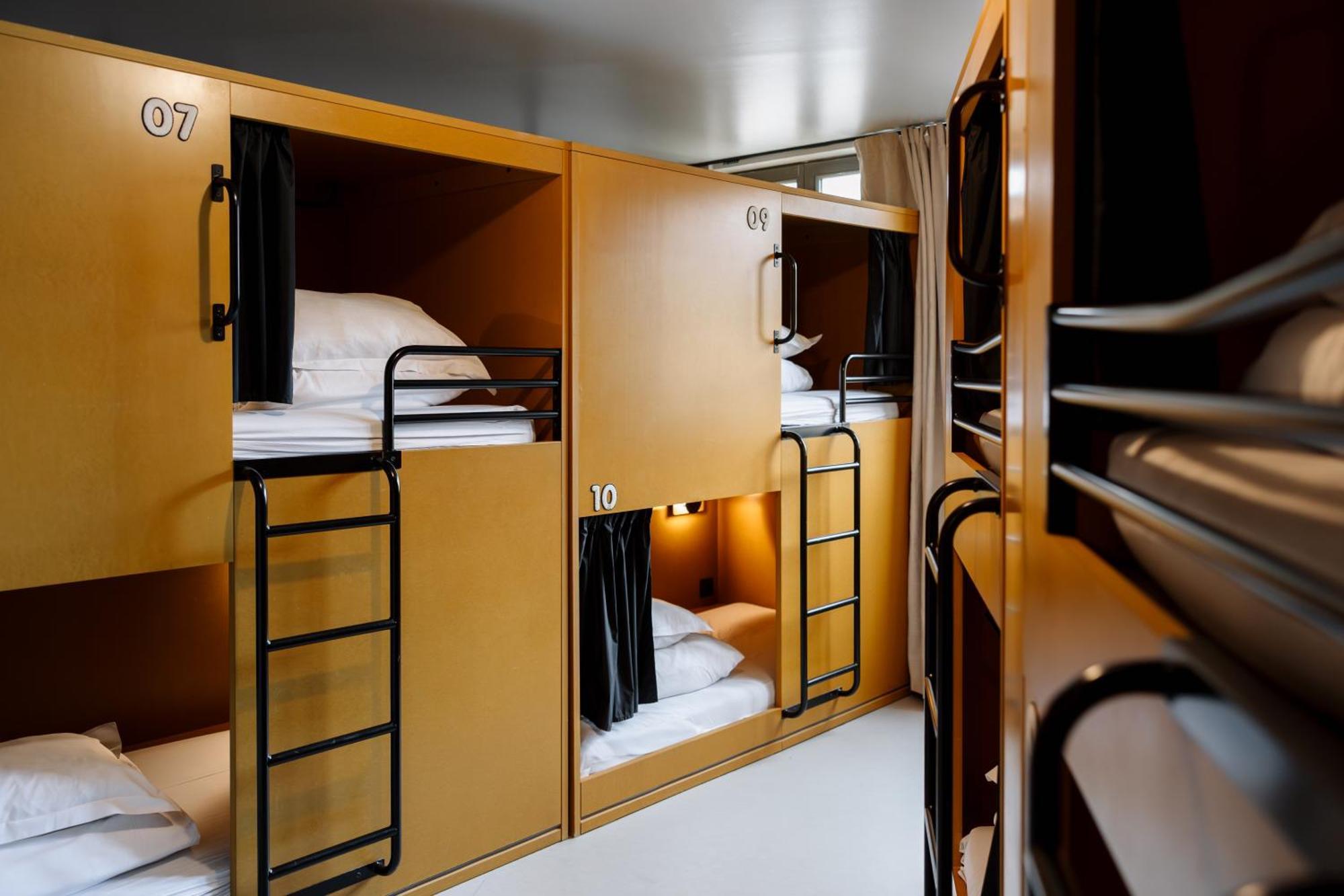 Posto Letto in Dormitorio Femminile con 8 Letti