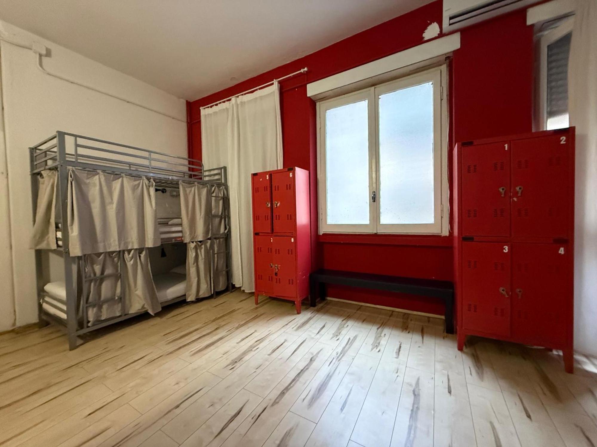 Posto Letto in Dormitorio Misto con 8 Letti