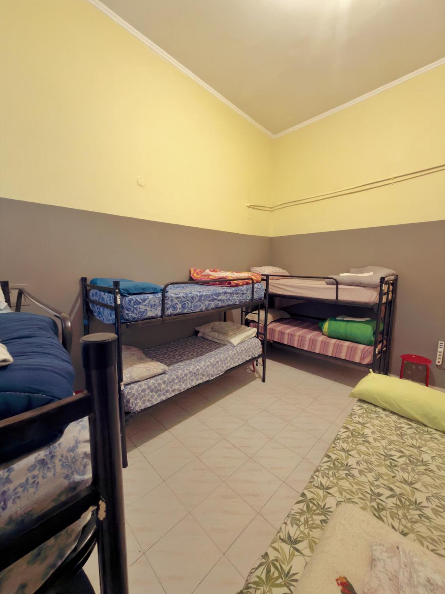 Posto Letto in Dormitorio Misto con 6 Letti