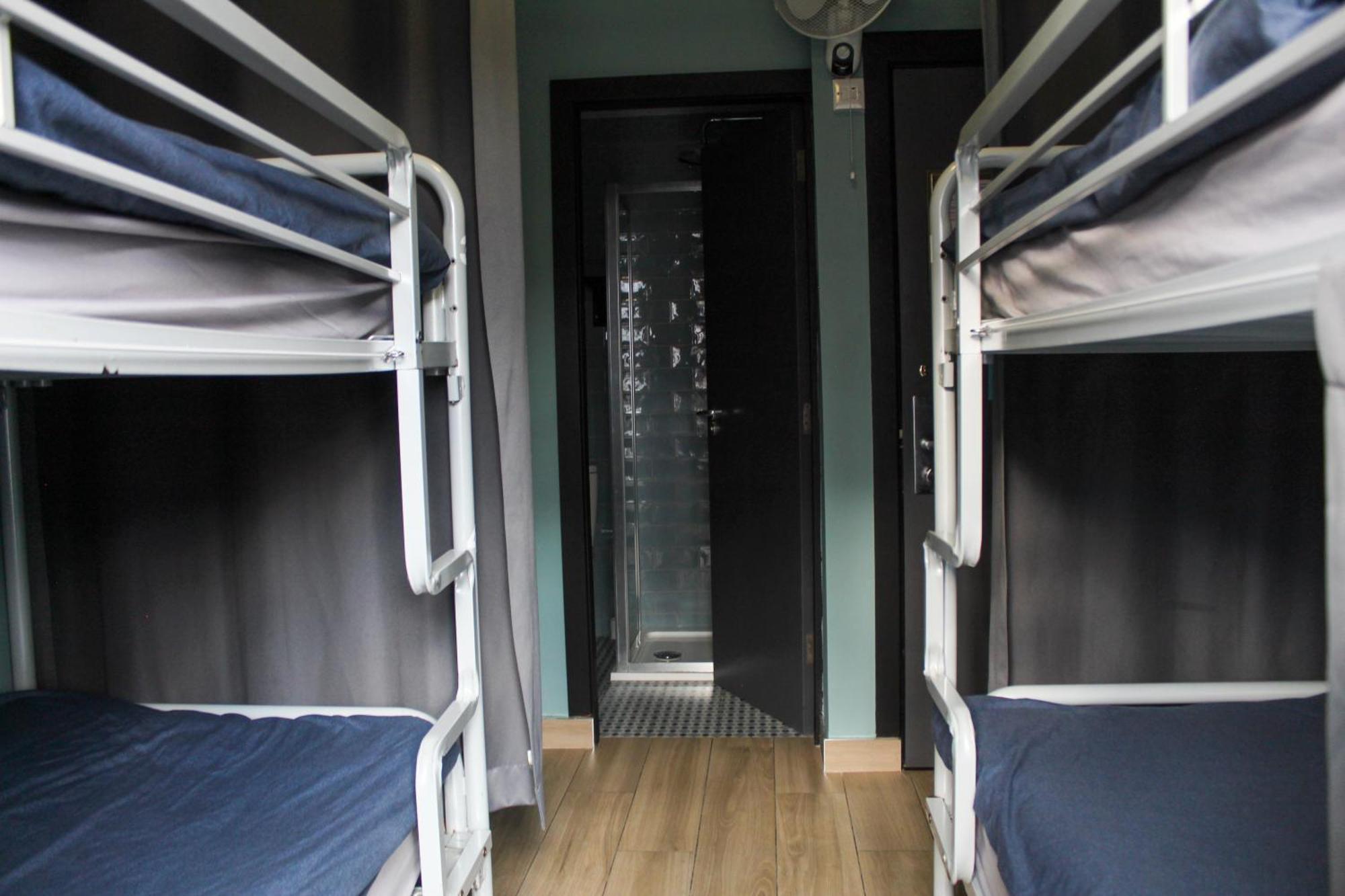 Posto Letto in Dormitorio Misto con 4 Letti