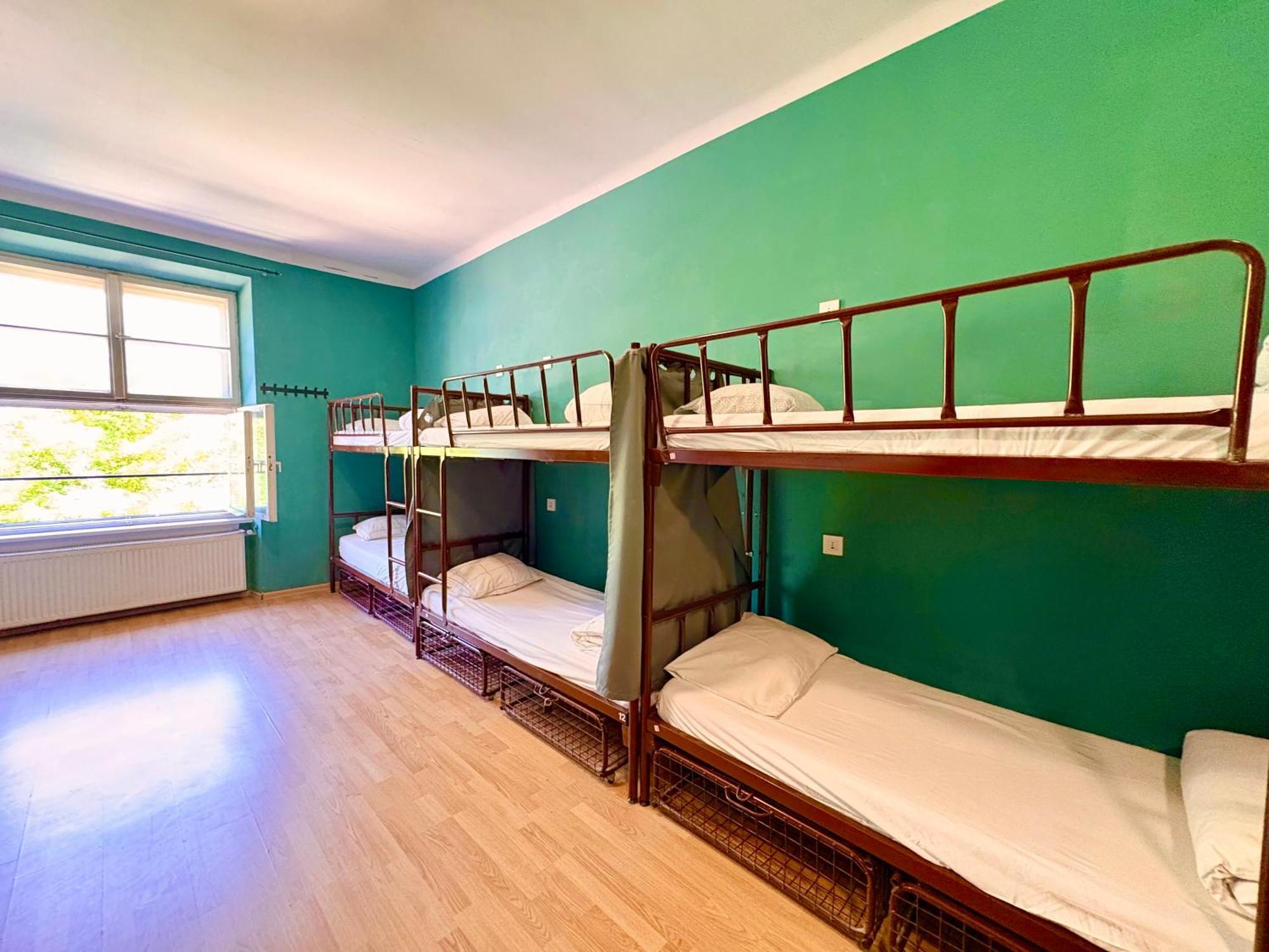 14-Person Room