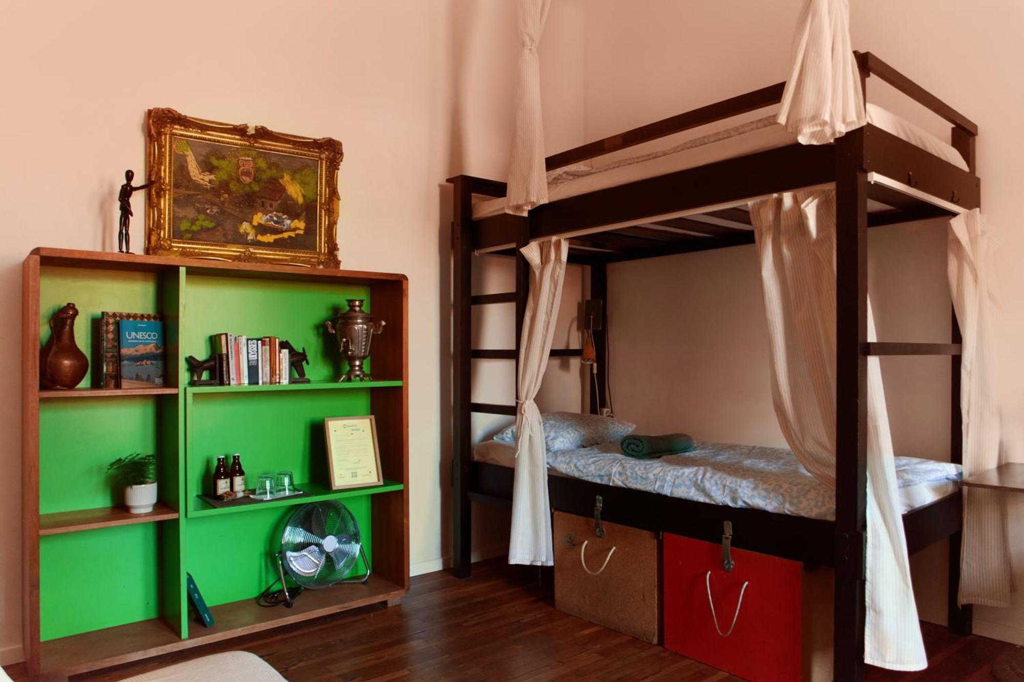 Posto Letto in Dormitorio Misto con 6 Letti