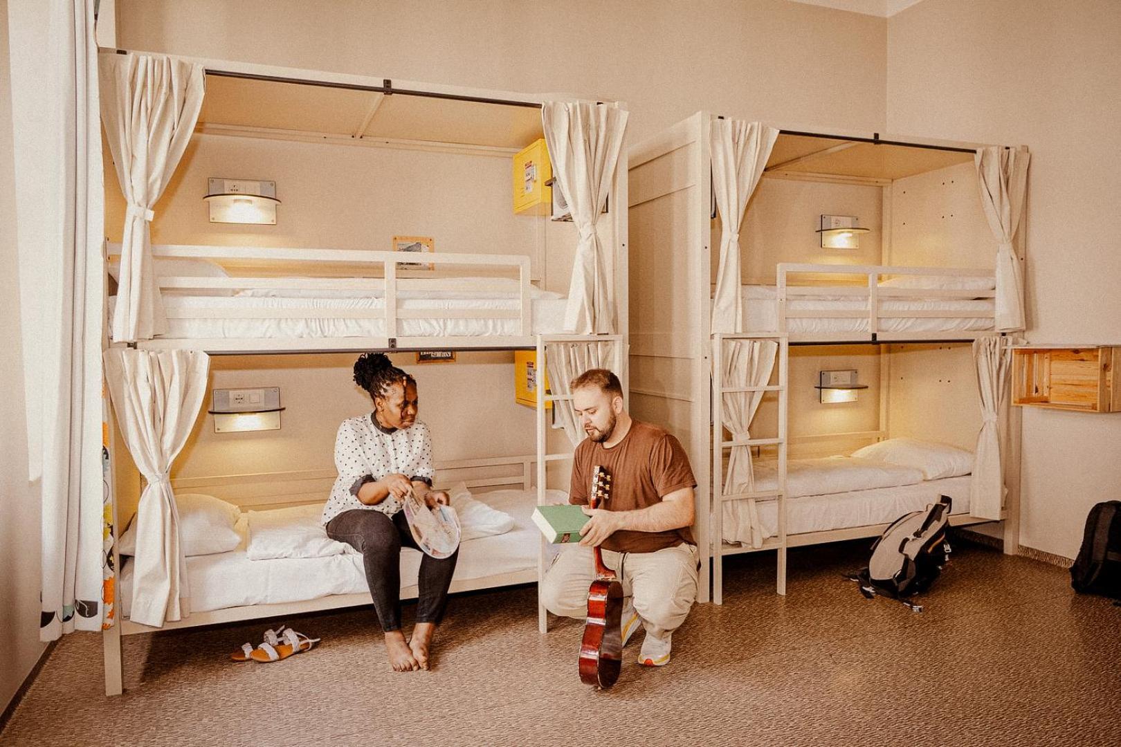 Posto Letto in Dormitorio Misto con 8 Letti