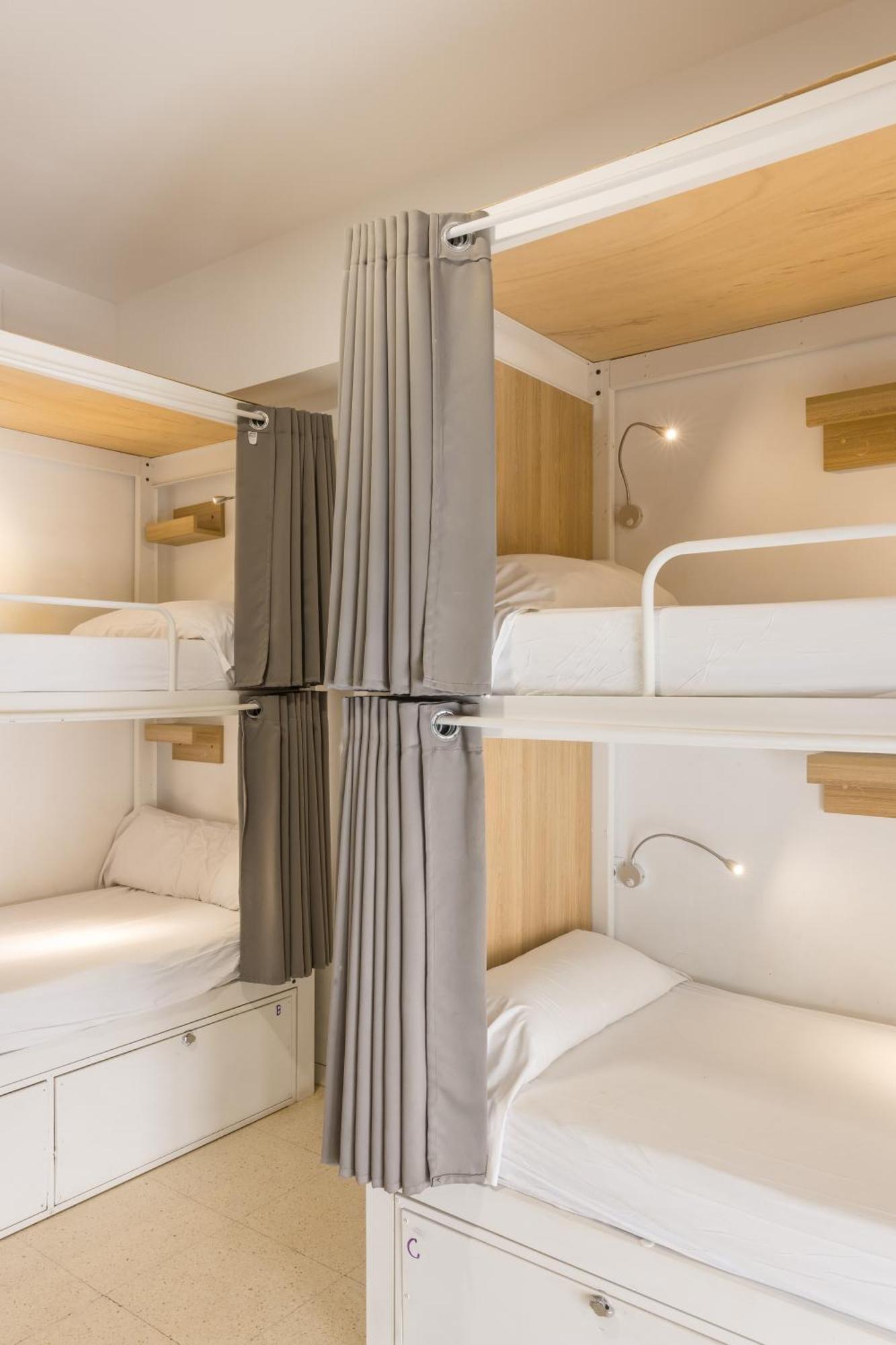 Posto Letto in Dormitorio Femminile con 8 Letti