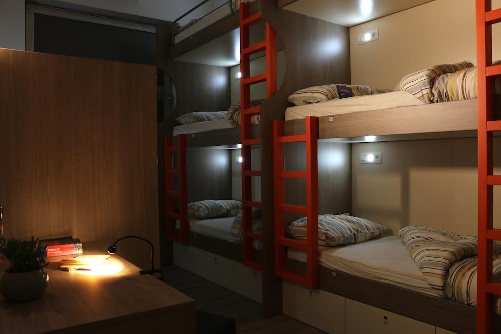 Posto Letto in Dormitorio con 8 Letti
