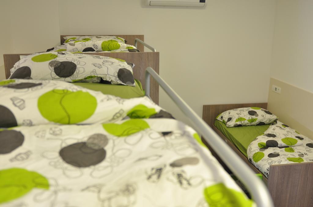 Posto Letto in Dormitorio Misto con 11 Letti