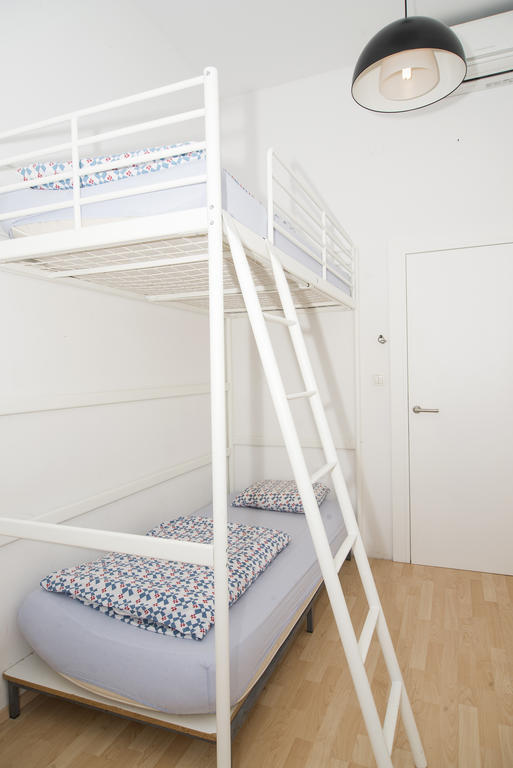 Posto Letto in Dormitorio con 5 Letti