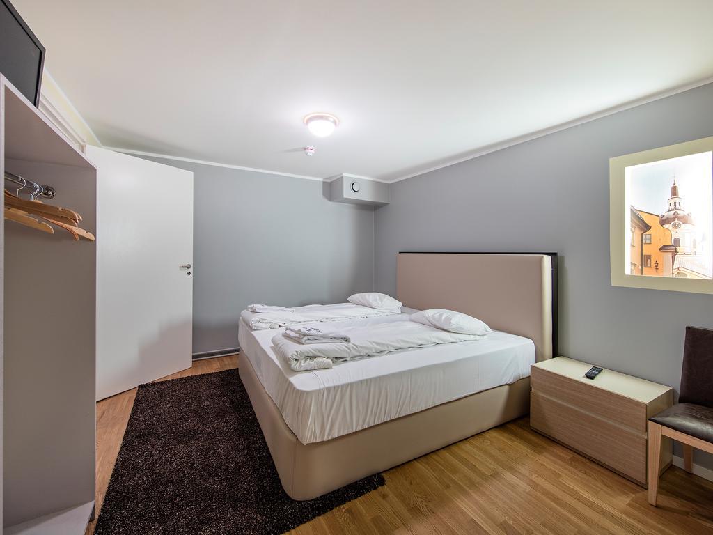 Camera Tripla con Bagno Privato (Senza Finestre)