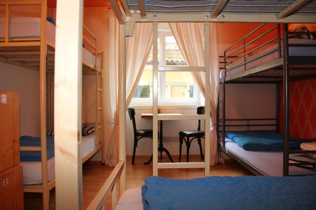 Posto Letto Budget in Dormitorio Misto con 6 Letti