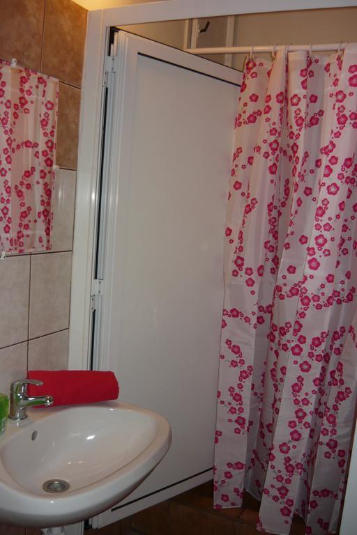 Camera Matrimoniale/Doppia con Letti Singoli con Bagno in Comune