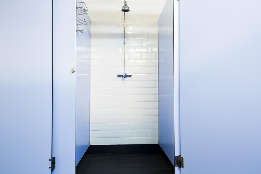 Camera Doppia con Letti Singoli con Bagni in Comune