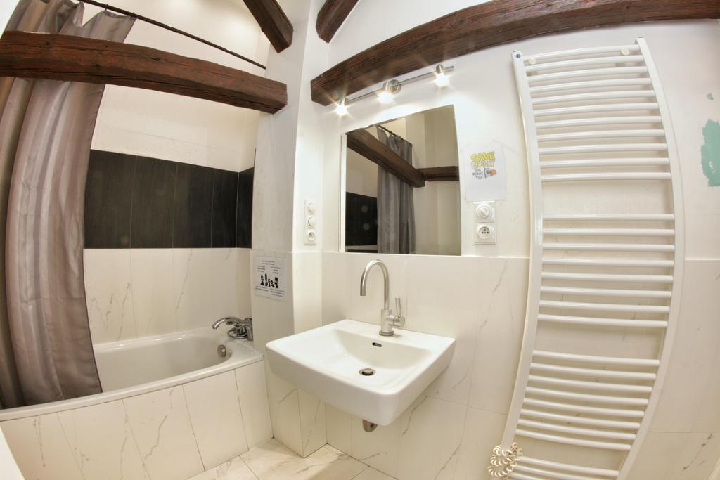 Posto Letto in Dormitorio Femminile con 6 Letti