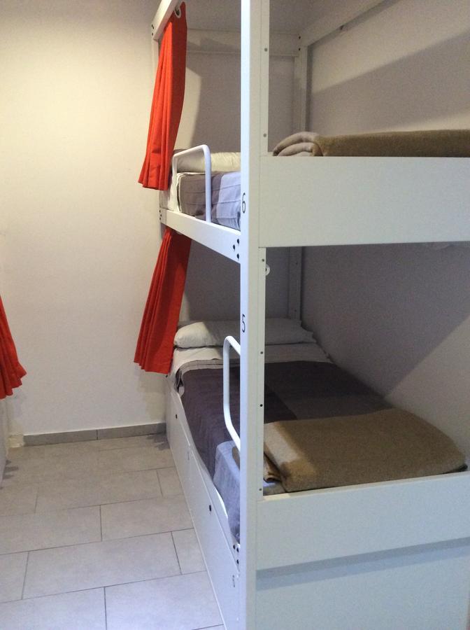 Posto Letto in Dormitorio con 12 Letti