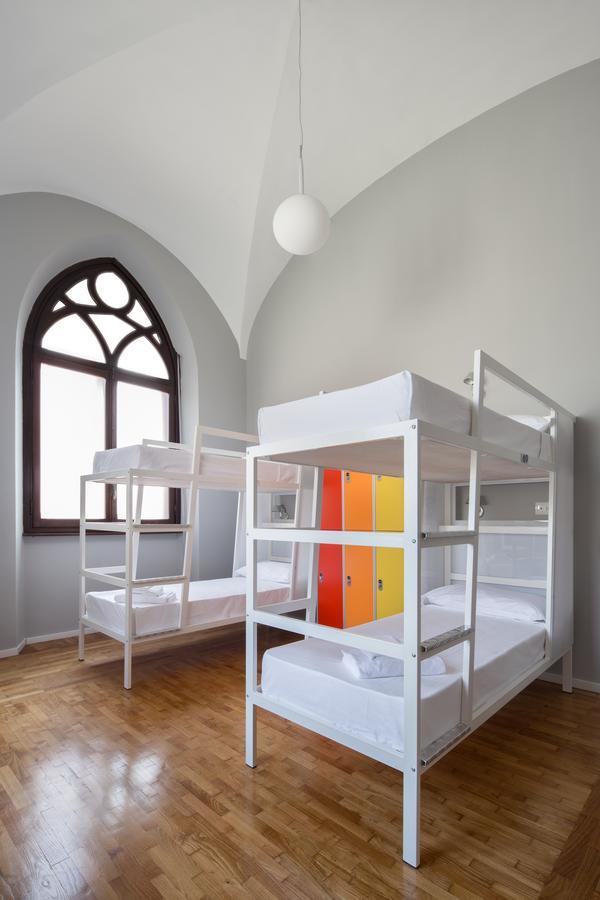 Posto Letto in Dormitorio Misto con 8 Letti