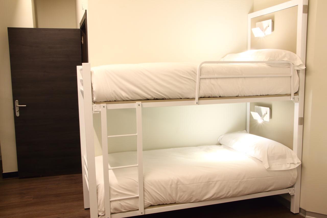 Solo Donne - Letto a Castello in Dormitorio Femminile da 12 Persone con Bagno Privato