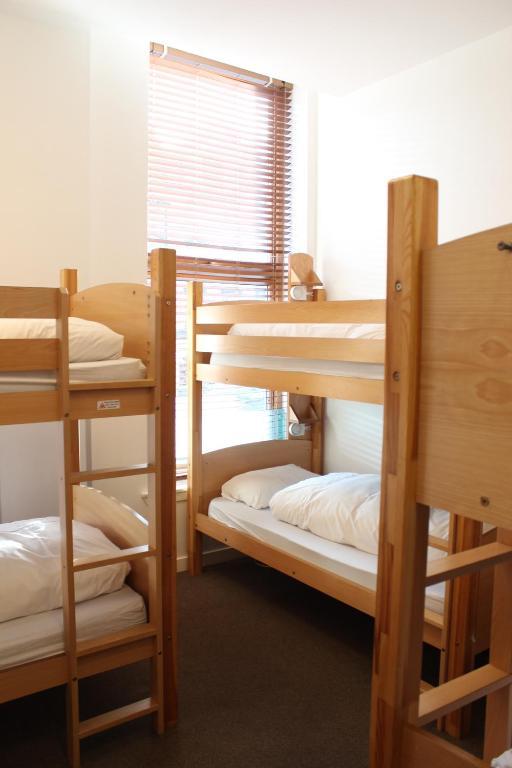Posto Letto in Dormitorio Femminile con 6 Letti