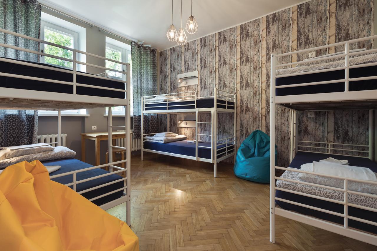 Posto Letto in Dormitorio con 6 Letti e Bagno in Comune