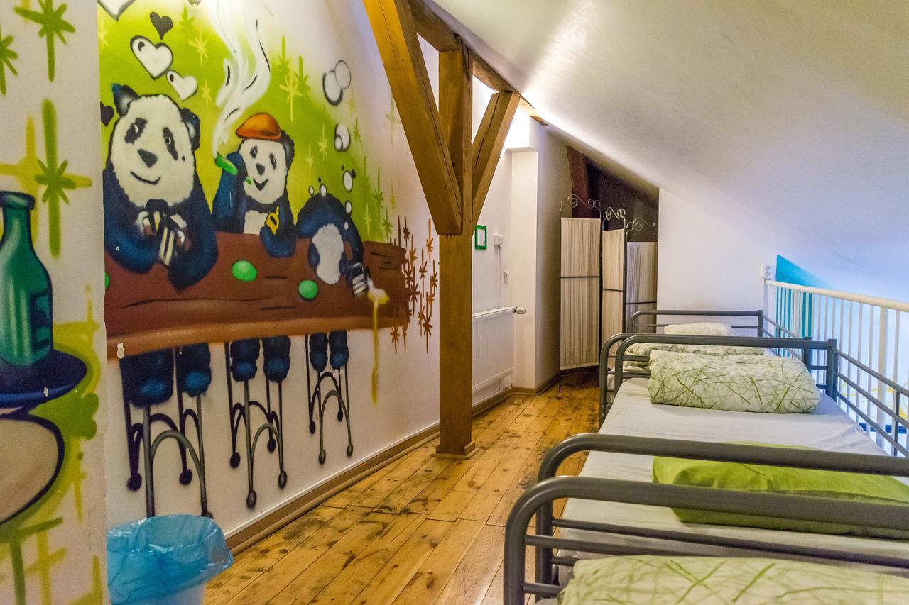 Posto Letto in Dormitorio Misto con 12 Letti