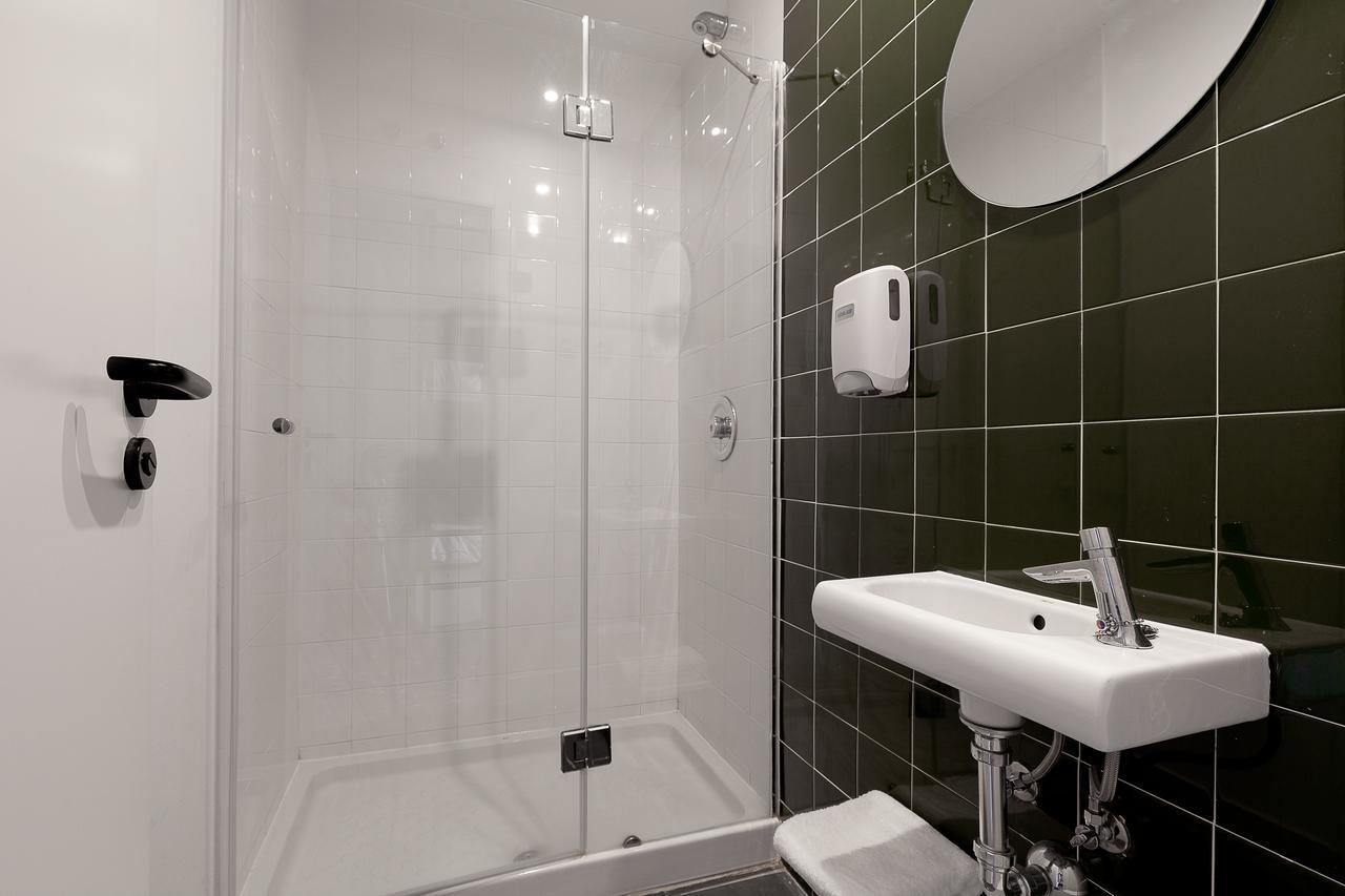 Bed 8-Bed Mixed Dormitory Room Bathroom