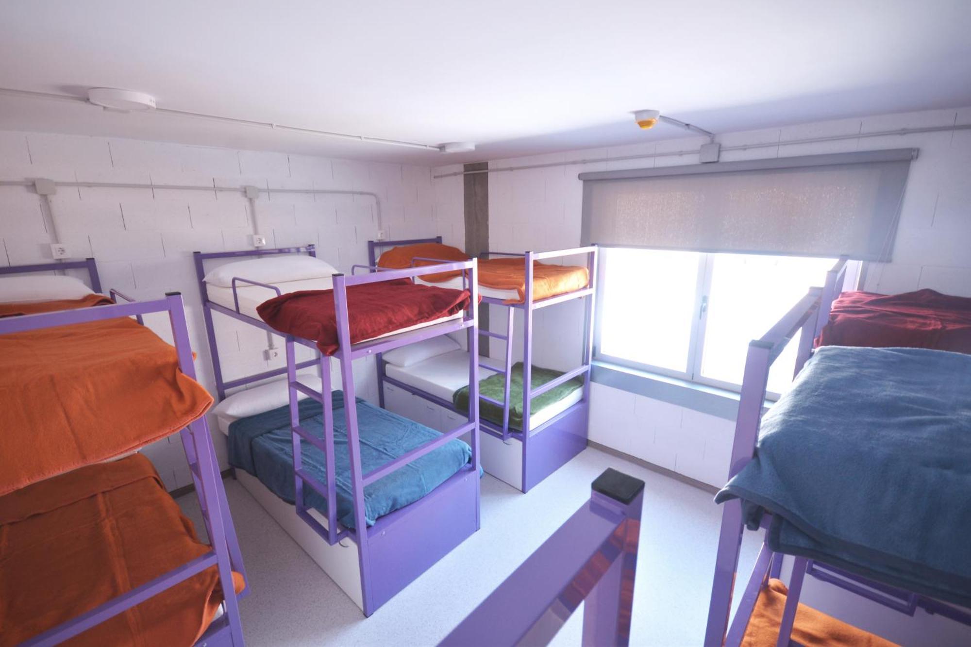Posto Letto in Dormitorio Misto con 12 Letti e Bagno in Comune