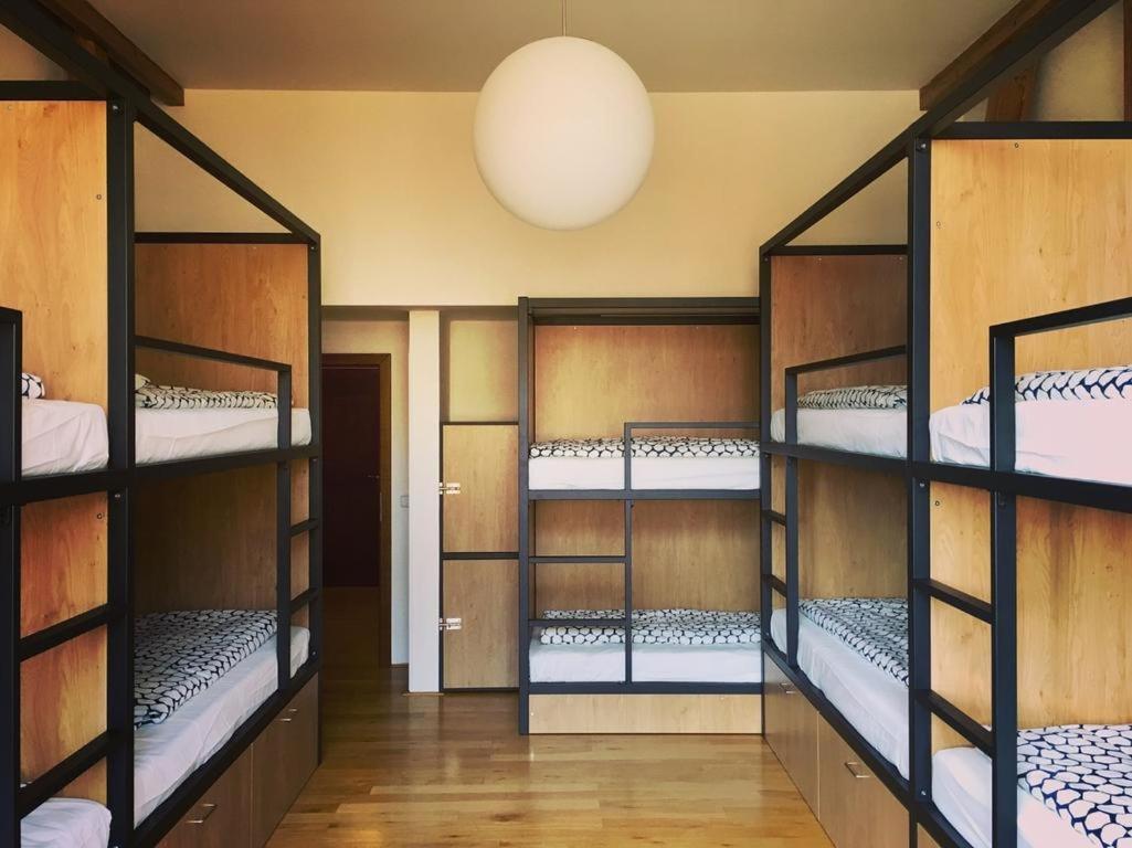 Posto Letto in Dormitorio Misto con 10 Letti