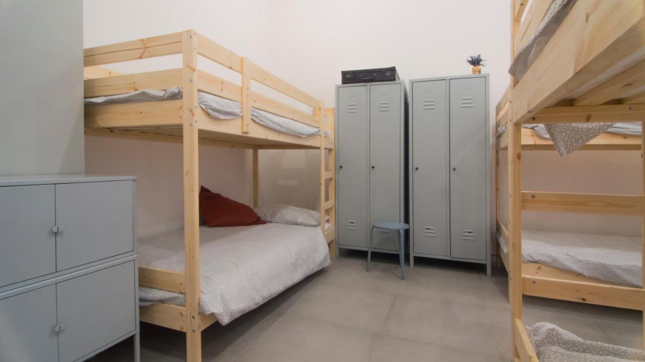 Posto Letto in Dormitorio con 10 Letti