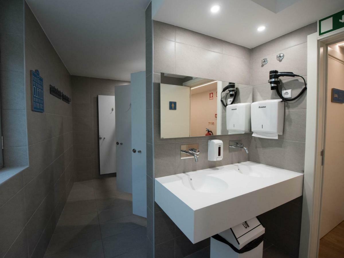Posto Letto in Dormitorio Femminile con 8 Letti