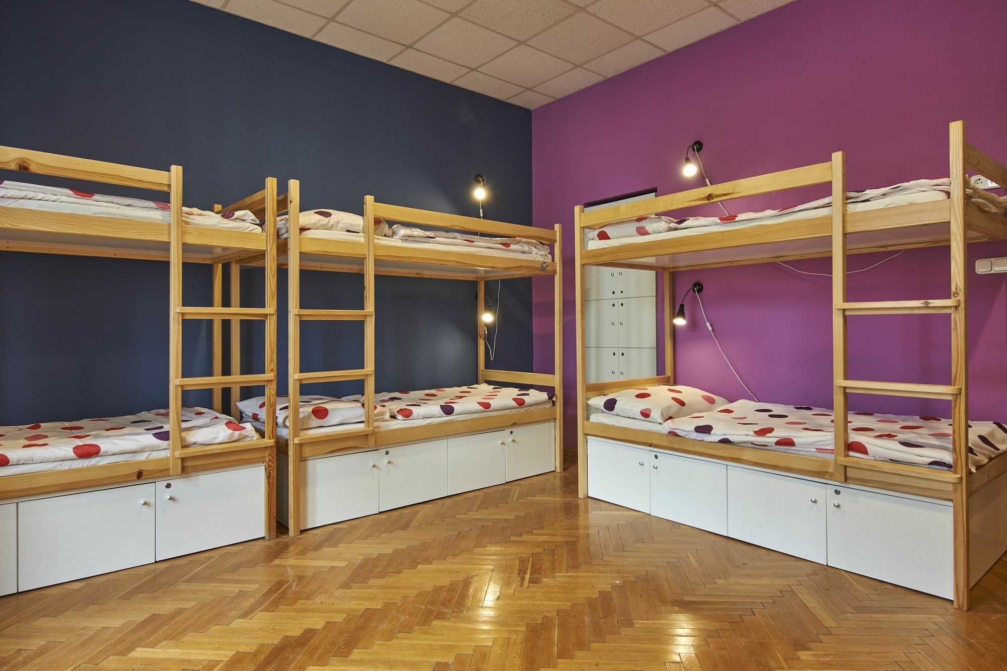 Posto Letto in Dormitorio Misto con 10 Letti
