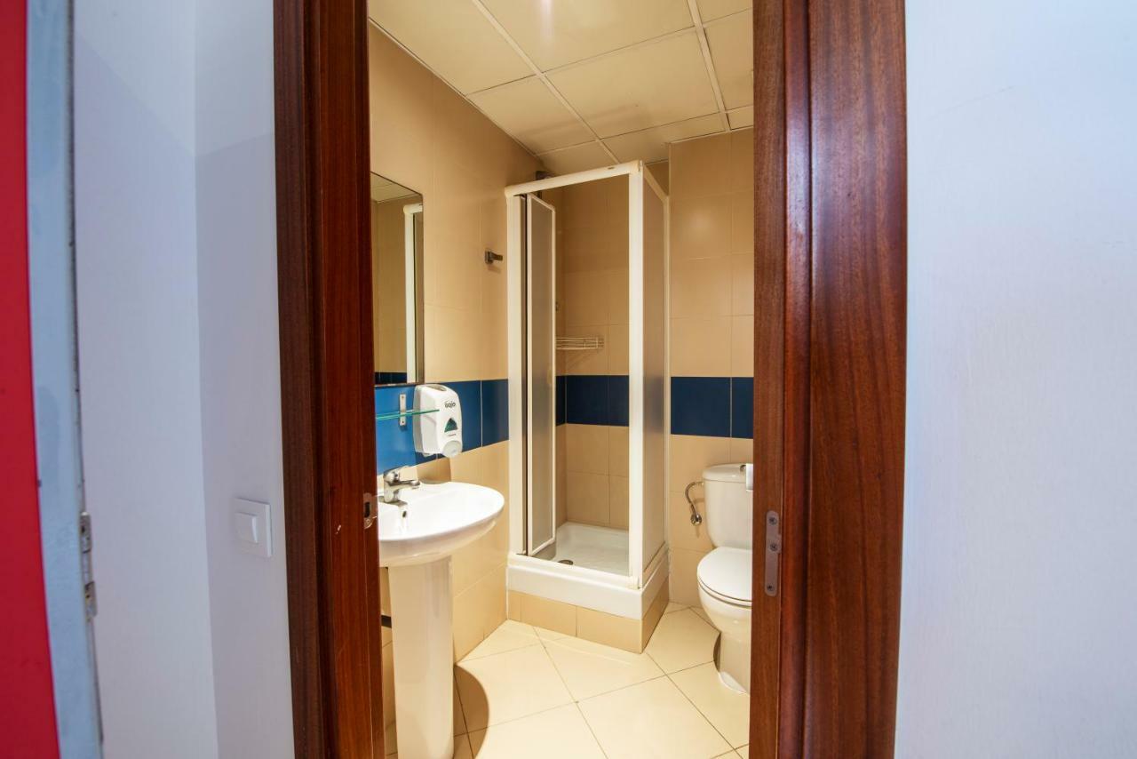 Camera Privata con 10 Letti e Bagno Interno