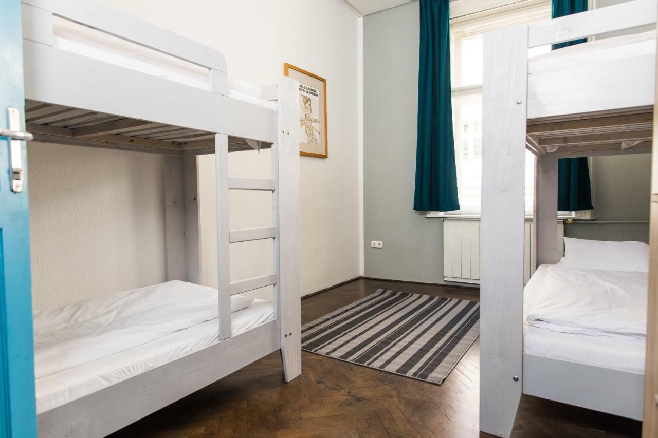 Posto Letto in Dormitorio Misto con 4 Letti