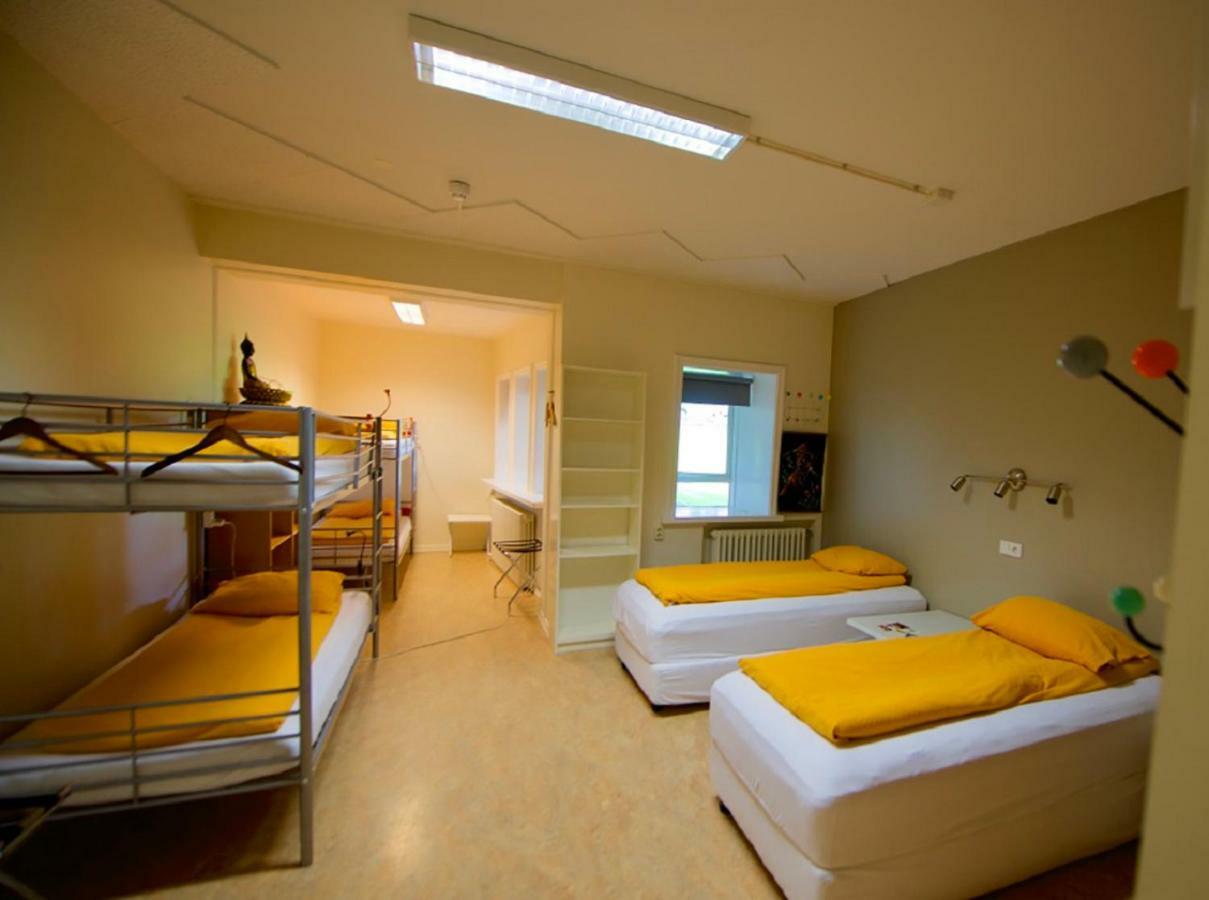 Posto Letto in Dormitorio Femminile con 6 Letti