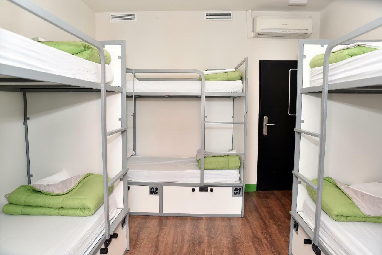 Posto Letto in Dormitorio Femminile con 12 Letti