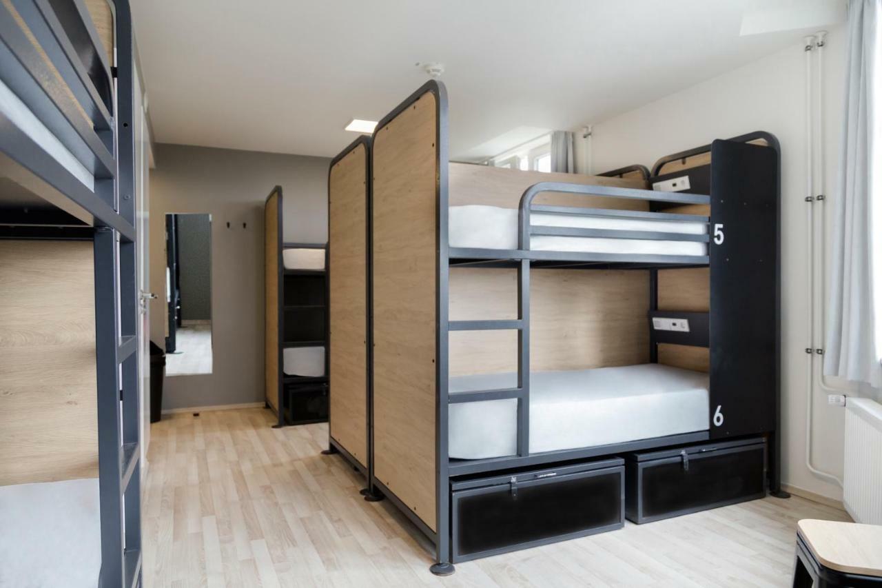 Posto Letto in Dormitorio Misto con 8 Letti