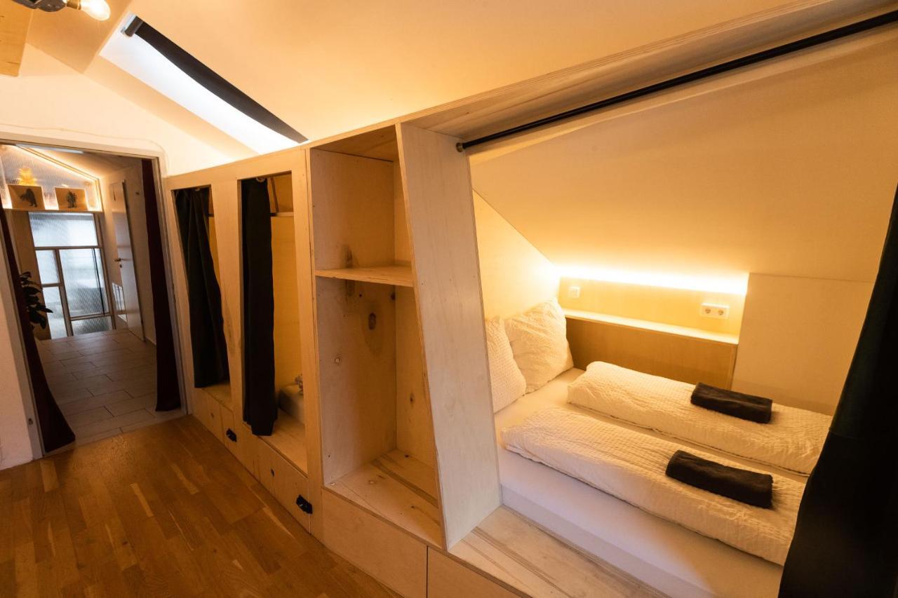 Letto Matrimoniale in Dormitorio Misto con 6 Letti