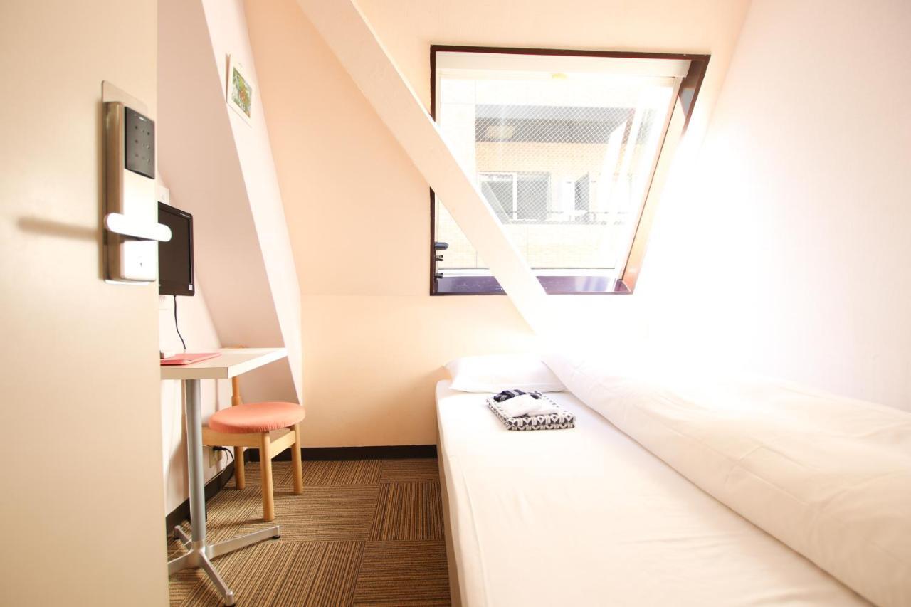 Camera con Letto Matrimoniale alla Francese e Bagno in Comune