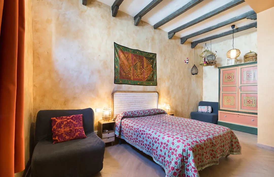 Hostal Artistic B&B-1