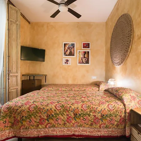 Hostal Artistic B&B-3