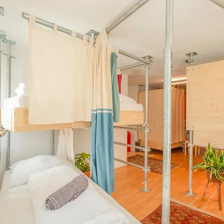 Montagu Hostel & Bar-3
