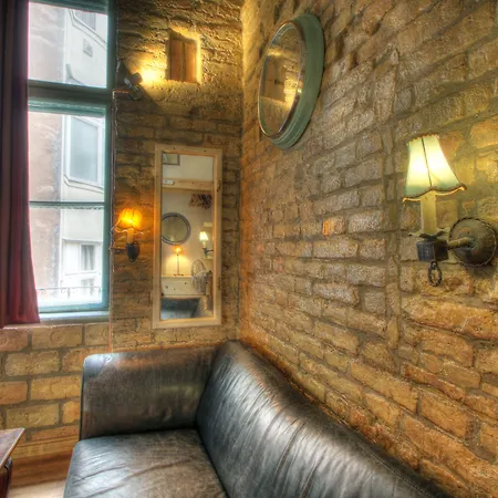 Lavender Circus Hostel, Doubles & Ensuites-3